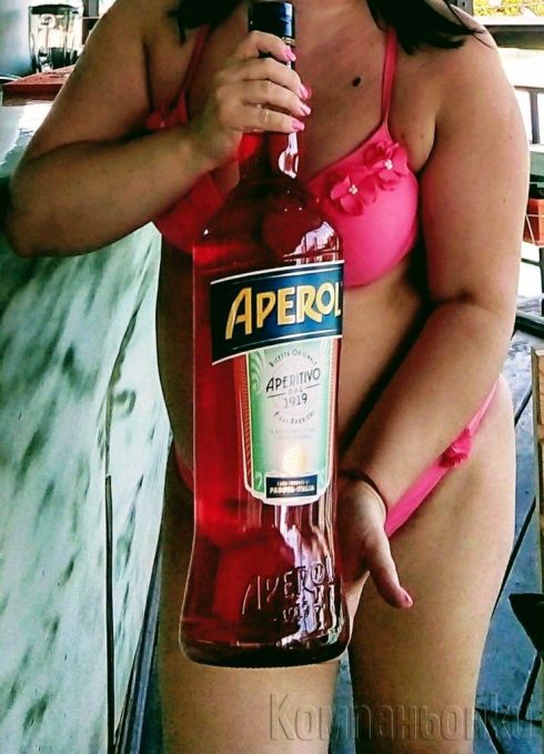 Материално осигурена брюнетка