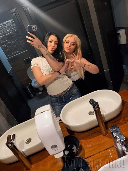 Две сладкишчета русата и черната 💋
