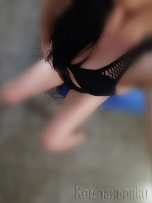 Sexy brunette 🙈👋🏼